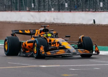 McLaren’s Resurgence: Overhauling Red Bull to Clinch Historic Constructors’ Championship Victory